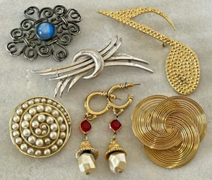 VINTAGE BROOCHES AND EARRINGS GOLD AND SILVERTONE COROCRAFT W/SARAH COVENTRY BOX - Picture 1 of 23