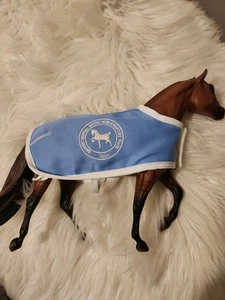 Breyer Trachten Pferdedecke Devon Show And Country Fair Champion blaue Farbe - Bild 1 von 3