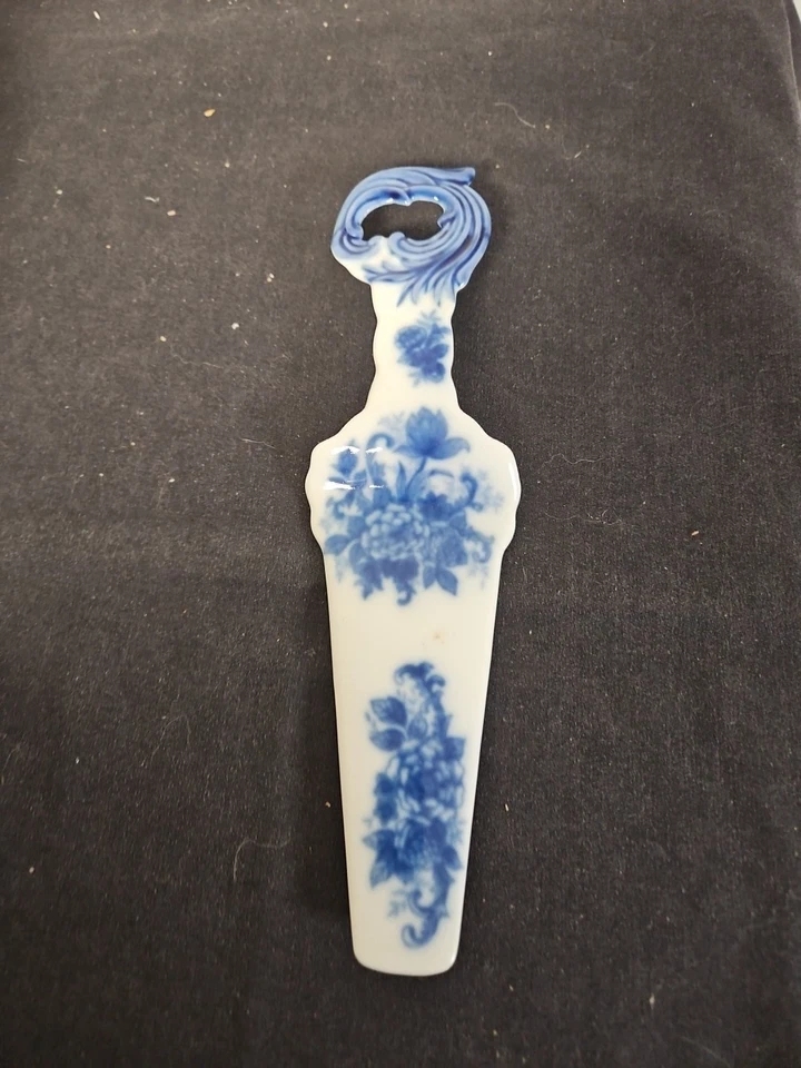 Servidor de pasteles de flores vintage azul y blanco Foto 1 de 2