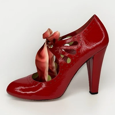 Zapatos de salón Betsey Johnson Y2K rojo charol recortado cinta tacones 8,5 pinup Rockabilly Foto 1 de 4