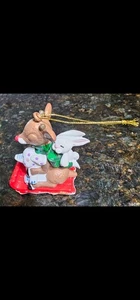 C&R Lic. por Personaje Artes Rudolph con Juguetes Inadaptados Adorno de Navidad - Imagen 1 de 9