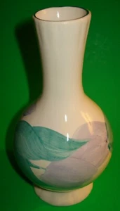 VINTAGE HAND PAINTED AVOCA BLUE SMALL FLORAL VASE MADE IN IRELAND INITIALS JB - Picture 1 of 7