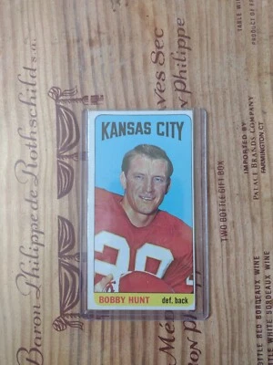 1965 TOPPS 104 SP BOBBY HUNT Kansas City Cheifs NO CREASES/w Large Toploader  - Image 1 of 3