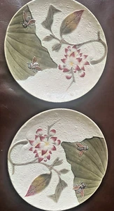WEDGWOOD 2 ENGLISH MAJOLICA BEE & FLOWER PLATES RARE 19C - Picture 1 of 7