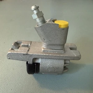 Triumph Spitfire Rear Wheel Drum Brake Cylinder - Picture 1 of 2
