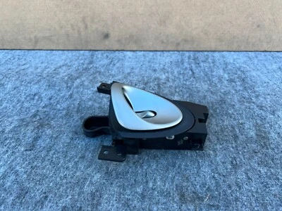 CONJUNTO DE MAÇANETA INTERNA DE PORTA MOTORISTA ESQUERDO FABRICANTE DE EQUIPAMENTO ORIGINAL NISSAN 370Z 2009-2021 - Imagem 1 de 4