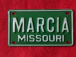 Vintage 1960er grün Aluminium Nummernschild MARCIA Missouri Mädchen Name Fahrrad Roller - Bild 1 von 2