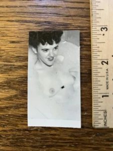 Fille des années 50 jolie pin up nus à risque photo originale noir et blanc fille bordure 4x2 72325 - Photo 1/2