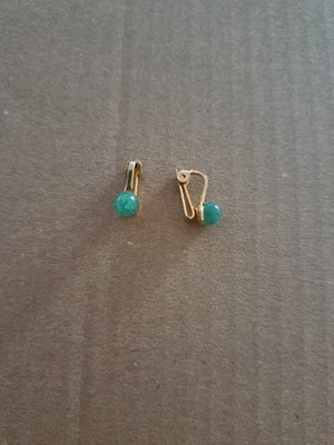 Alte Ohrclips Vintage Ohrschmuck Goldfarben Modeschmuck Grüner Stein - Bild 1 von 4
