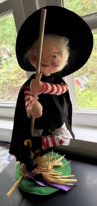 MUÑECA ANNALEE MOBILITEE DE COLECCIÓN BRUJA HALLOWEEN CON ESCOBA 18" DE ALTO ~ Grande 1994 - Imagen 1 de 6