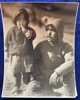 原版复古 1932 年照片格陵兰因纽特人父亲儿童美洲原住民类型 1 — 第 1/4 张图片