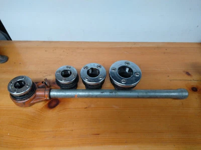 Armstrong 191 R Ratcheting Die Holder And Pipe Die Set 1 1/4, 1, 3/4, 1/2 - Image 1 of 4