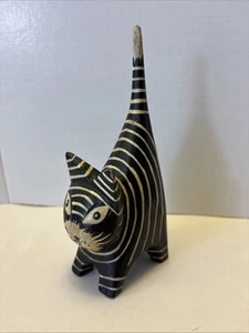 Estatuilla de gato de cola larga a rayas de madera tallada y pintada a mano de arte popular vintage - Imagen 1 de 7