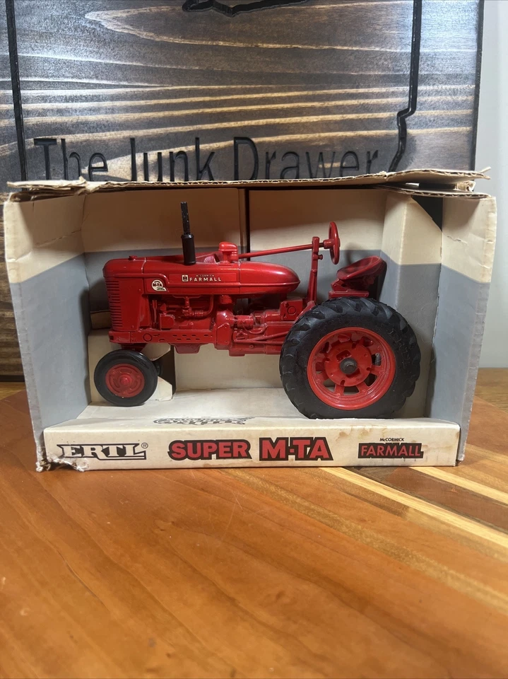 1991 Ertl 1/16 Diecast McCormick Farmall Super MTA Toy Tractor