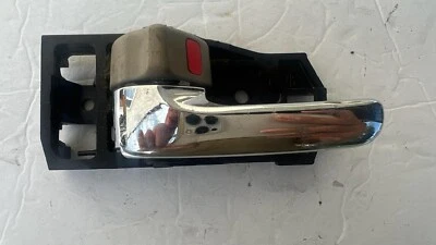 РУЧКА ВНУТРЕННЕЙ ДВЕРИ ЗАДНЕЙ ЛЕВОЙ ВОДИТЕЛЬСКОЙ ДВЕРИ TOYOTA HIGHLANDER 2001-2007 69206-30150  - Изображение 1 из 4