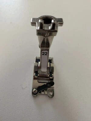 Pie de cordón Bernina genuino de 3 ranuras #22 - números negros estilo antiguo Foto 1 de 4