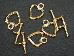 FOUR 13mm GOLD PLATED HEART TOGGLE CLASPS AF37 - Picture 1 of 1