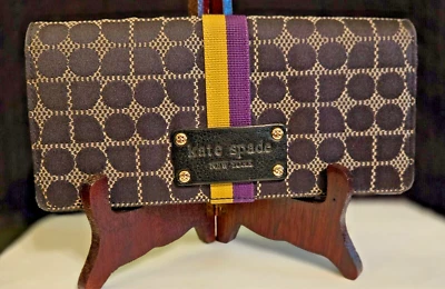 Cartera de cuero Kate Spade con solapa completa negra con tiras centrales amarillas y moradas Foto 1 de 4