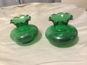Set di 2 vasi vintage corti in vetro verde smeraldo con collo a volant - Foto 1 di 4