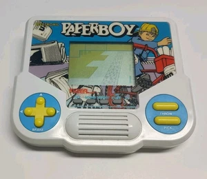 Videogioco portatile LCD Tiger Electronics Paperboy 1988 vintage testato Tengen - Foto 1 di 3