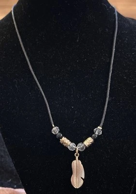 Collar GUESS Pluma Dorado Negro Distintivo Elegante Moderno Preppy Foto 1 de 4