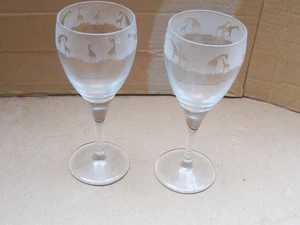 PAIR OF BORMIOLI ROCCO GIRAFFE SILOUETTE FROSTED ETCHED GLASS WINE GLASSES - Picture 1 of 2