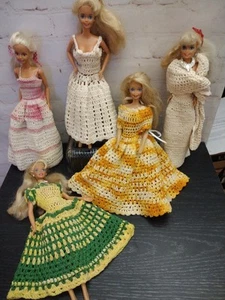 Lot de 5 robes de poupée Barbie tricot crochet fait maison années 70 avec poupées - Photo 1/8