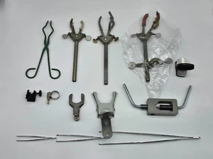 Lot of laboratory clamps, tweezers, crucible holders. - Picture 1 of 1