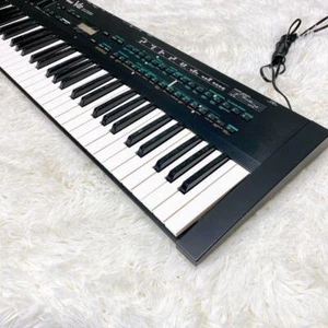 Yamaha V2 61keys Music Synthesizer - Picture 1 of 6