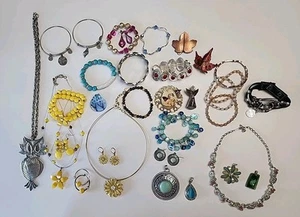 32 Teile Konvolut moderner Modeschmuck Halsketten Armbänder, Ohrringe Anhänger - Bild 1 von 9