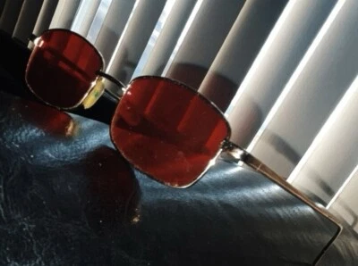 Gafas tintadas rojas con marco dorado Foto 1 de 4