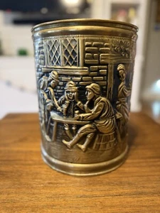 Vintage Peerage geprägt gehämmert Messing Deko Behälter mit Tavernenszene  - Bild 1 von 7