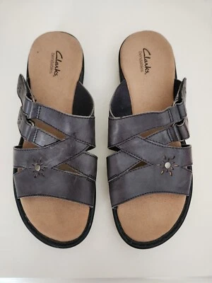Sandalias Clarks para mujer de cuero Sunburst con tachuelas plateadas ajustables grises 9,5 W Foto 1 de 4