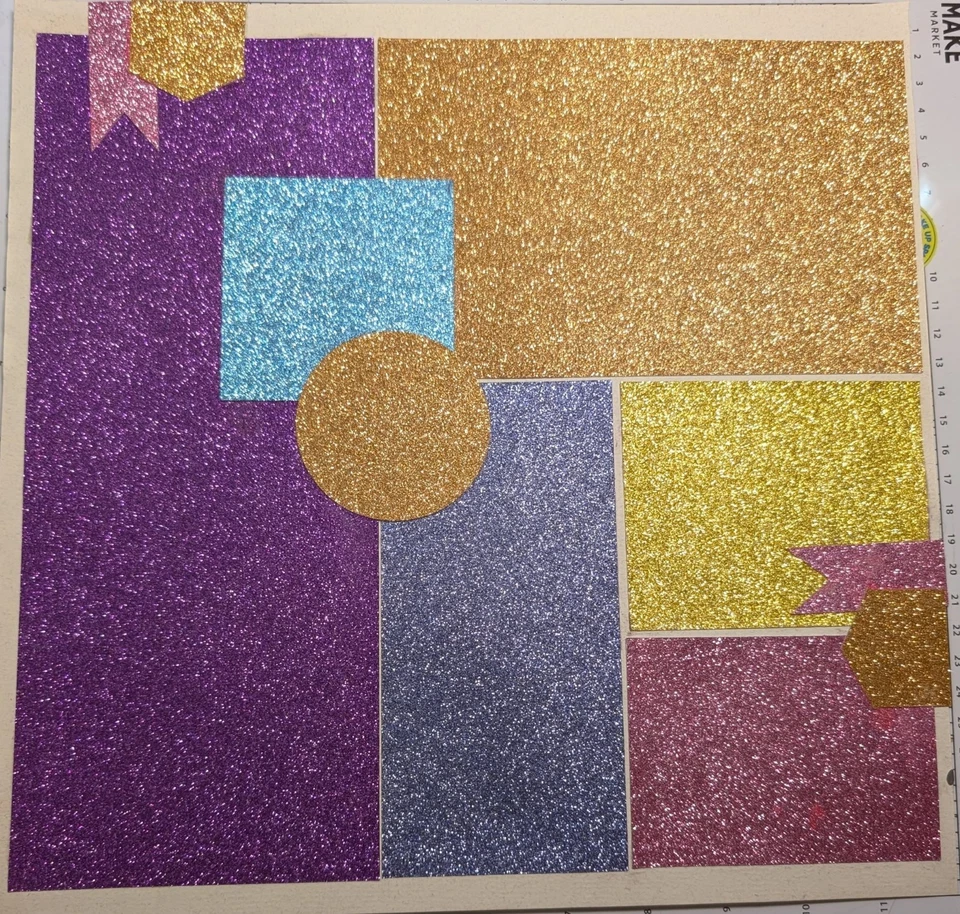 Página de álbum de recortes prefabricada 12x12 audaz y brillante - diseño arco iris brillante para 7 fotos Foto 1 de 1