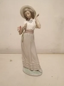 Nao by Lladro Girl with Flower Bouquet  1980 Suzy No Original Box. - Picture 1 of 9