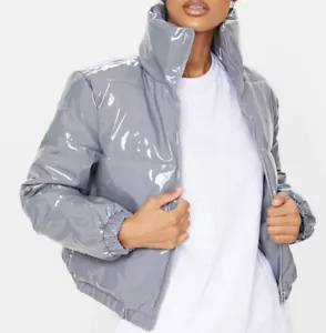 NUEVO Abrigo acolchado de vinilo gris oscuro Pretty Little Thing EE. UU. 10 chaqueta burbuja nuevo con etiquetas - Imagen 1 de 11