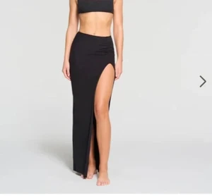 Gonna lunga SKIMS NUOVA CON ETICHETTE bordo grezzo spacco intimo in onice/nero donna taglia small - Foto 1 di 3