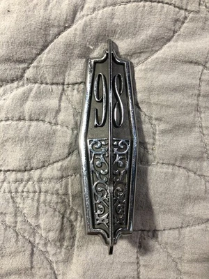 Insignia emblema vintage Oldsmobile OEM NOVENTA Y OCHO NOVENTA Y OCHO 98 4027152 Foto 1 de 3