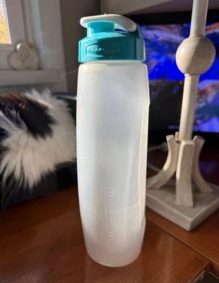 Rubbermaid Water Bottle Drink Container 32 Ounces Flip Top Lid 7F86 Blue White - Image 1 of 3