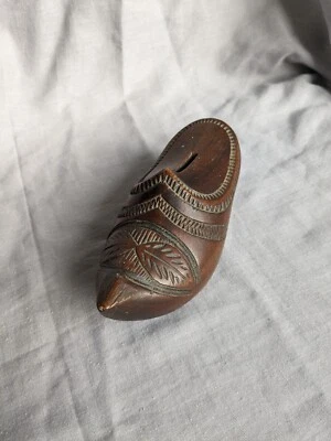 Sabot tirelire art populaire Auvergne en bois ancien - Photo 1/3