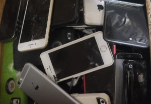 Lot of 3 Mix Apple iPods/iPhones for Scrap, Parts or Gold - Picture 1 of 2