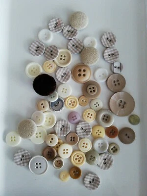 Knopf/Kurzwaren, 60 STÜCK, Beige- und Grau- Töne. Gemischt-über Jahre gesammelt! - Bild 1 von 4