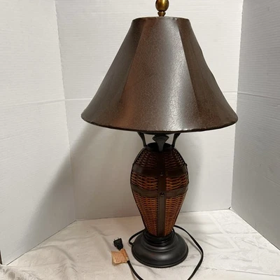 Кожаная и плетеная настольная лампа с кожаным абажуром - Изображение 1 из 4