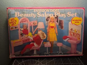 Arco Barbie, Sindy, Lindsey Fashion Beauty Salon Set & Fuoristrada - Foto 1 di 24