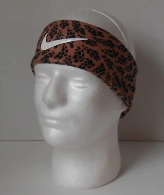 Nike Diadema Atlética Estampada Ancha Adulto Unisex Arcilla Mineral/Negro/Blanco Foto 1 de 4