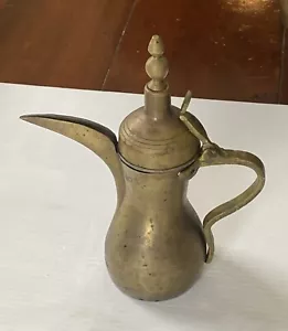 "Antigua cafetera Dallah árabe islámica de latón macizo estampada y fechada 1920 9""" - Imagen 1 de 24