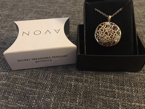 UNDERCOVER Ciondolo Avon Secret Treasures tono oro nuovo con scatola