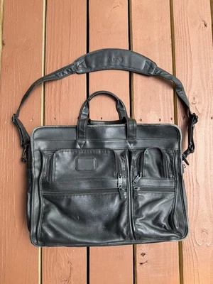 Tumi Alpha Black Leather Expandable Messenger shoulder Laptop Bag - Изображение 1 из 4