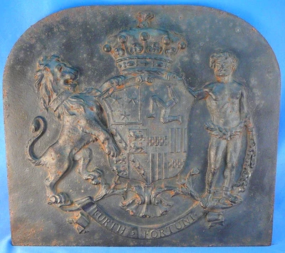 ANTIQUE CAST IRON UK CLAN COAT OF ARMS FIREBACK, FURTH ' FORTUNI, ISLE OF MAN? - Image 1 of 3