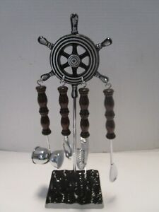 Bartend barman nautique vintage en métal 4 pièces ensemble sur stand ustensiles roue d'expédition 1970